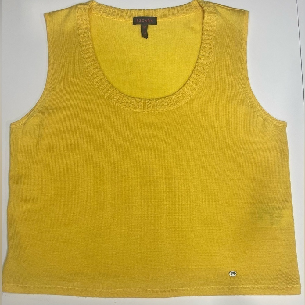 ESCADA TOP SIZE 8 YELLOW COLOR
WOOL SILK CASHMERE KNIT SCOOP NECK SLEEVELESS